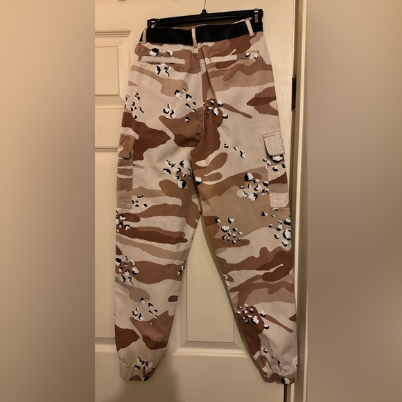 Forever 21 Camo Cargo Jeans - Picture 5 of 6